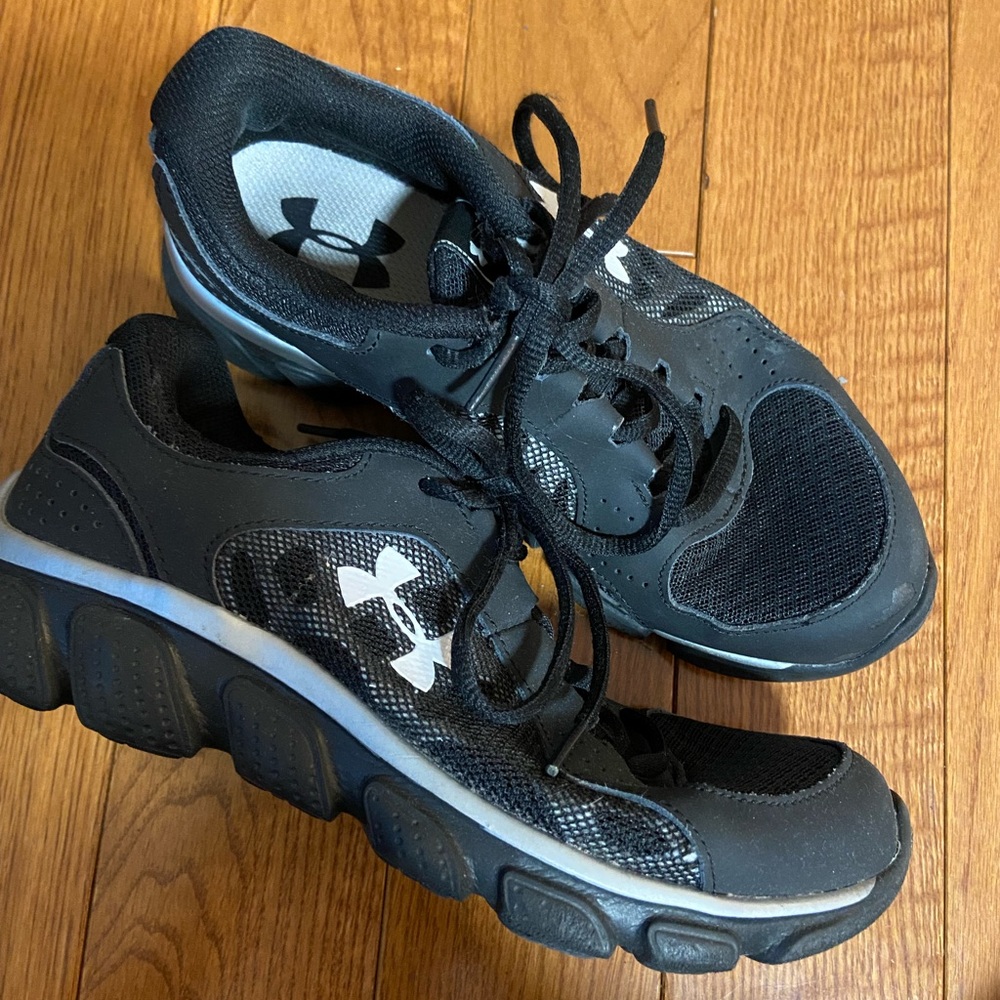 Under Armour Kids Sneakers in Black and White